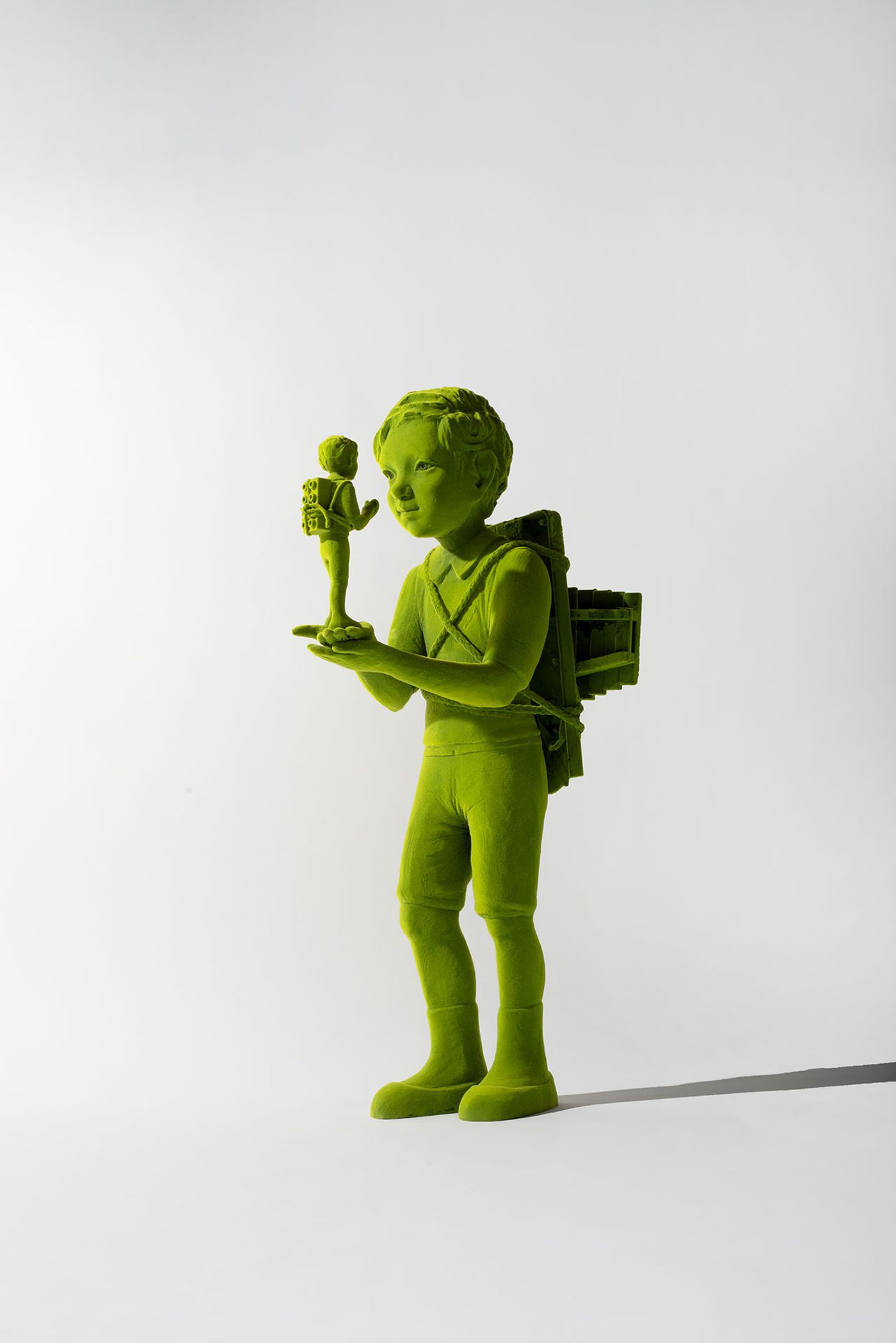 Kim Simonsson, Communication, 2022. Stoneware, epoxy resin, nylon fibre, and found objects. Photography courtesy of Jason Jacques Gallery and the artist.
