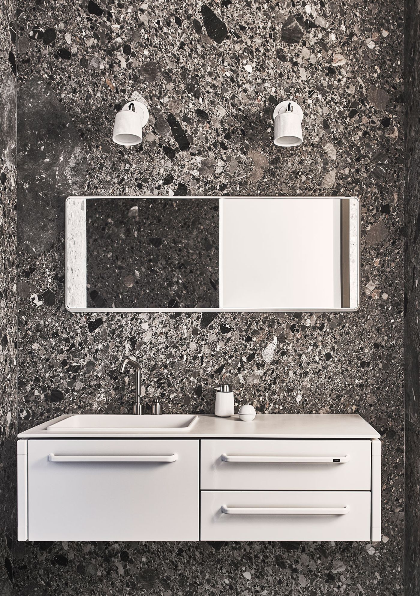 Photography by Adrian Gaut. Styling by Colin King. © Vipp
Second bathroom: Ceppo stone, Vipp Bathroom Module, medium, Vipp Bathroom Mirror, large, Vipp Spot Lights.