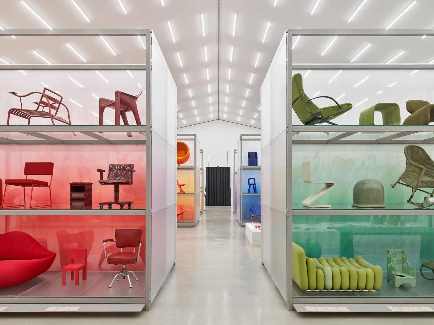 Installation view »Colour Rush! An Installation by Sabine Marcelis«, Vitra Schaudepot © Vitra Design Museum, photo: Mark Niedermann © VG Bild-Kunst, Bonn 2022 Installation view »Colour Rush! An Installation by Sabine Marcelis«, Vitra Schaudepot © Vitra Design Museum, photo: Mark Niedermann © VG Bild-Kunst, Bonn 2022