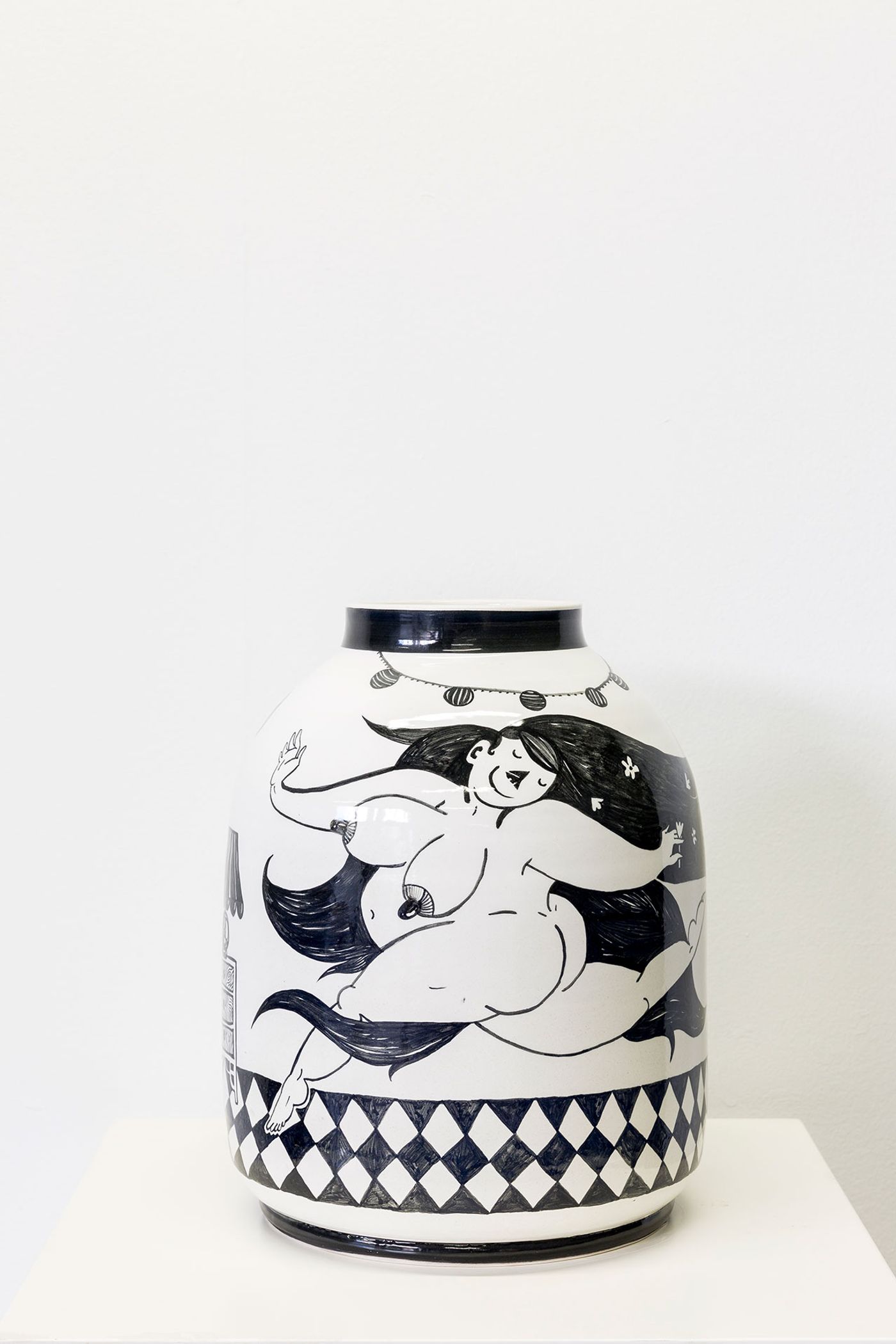 Chris Akordalitis.
Home alone with my plants and lamps, 2022. Ceramic.
Courtesy of Dio Horia gallery.