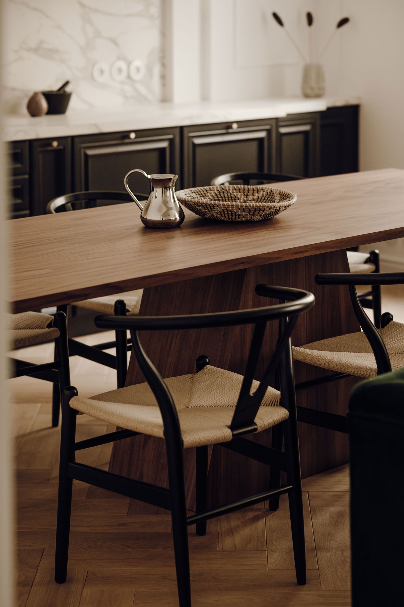 Timeless Harmony: A Kraków Apartment Blends Classic Elegance with ...