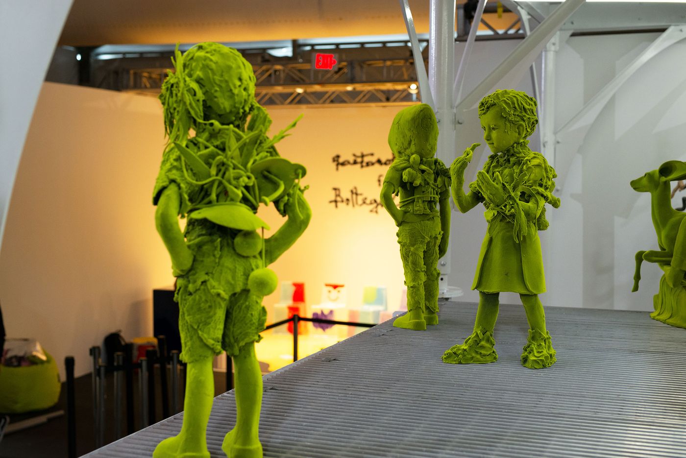 Jason Jacques Gallery’s Design Miami/ 2022 presentation featuring Moss Children by Kim Simonsson and an installation by Urban Umbrella. Photography by Grace Nkem, courtesy of Jason Jacques Gallery.