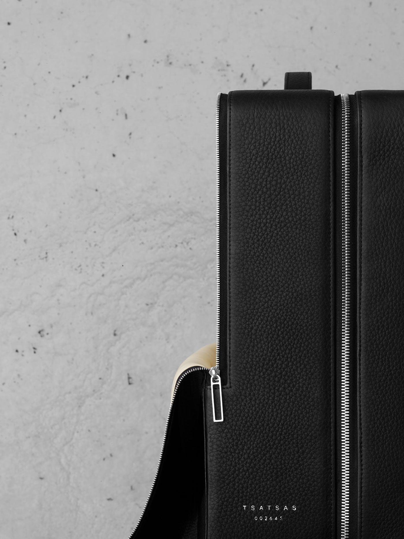 SUIT-CASE by Sir David Chipperfield and Tsatsas. Photo © Gerhardt Kellermann, Munich SUIT-CASE by Sir David Chipperfield and Tsatsas. Photo © Gerhardt Kellermann, Munich