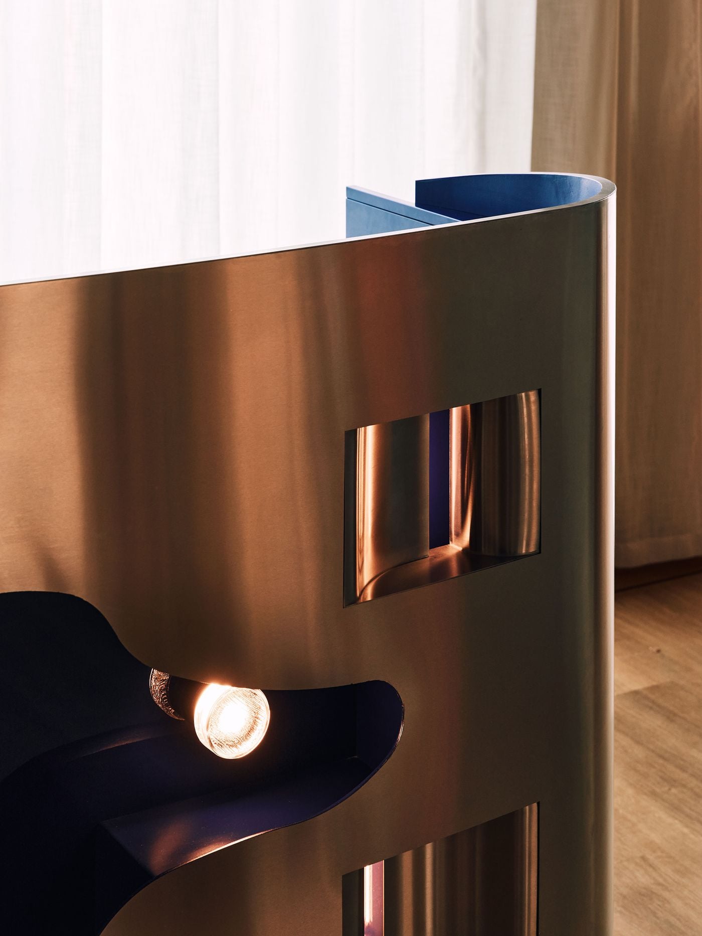 A close-up of Holloway Li’s bespoke DJ booth reveals its sculptural stainless-steel shell, deep blue lacquer and glowing integrated light. Referencing the retro-futuristic forms of 1960s automobile design, the sinuous joinery brings an almost cinematic object quality to the hotel’s ground-floor social spaces. A close-up of Holloway Li’s bespoke DJ booth reveals its sculptural stainless-steel shell, deep blue lacquer and glowing integrated light. Referencing the retro-futuristic forms of 1960s automobile design, the sinuous joinery brings an almost cinematic object quality to the hotel’s ground-floor social spaces.