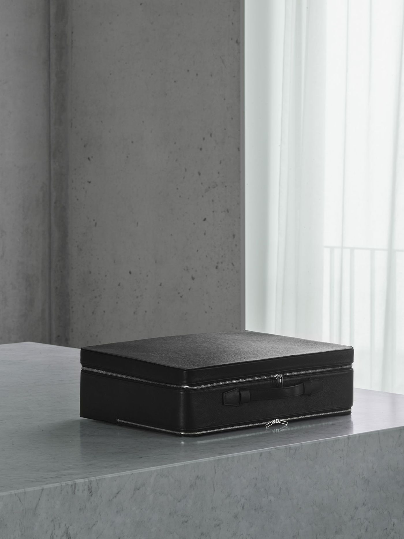 SUIT-CASE by Sir David Chipperfield and Tsatsas. Photo © Gerhardt Kellermann, Munich SUIT-CASE by Sir David Chipperfield and Tsatsas. Photo © Gerhardt Kellermann, Munich