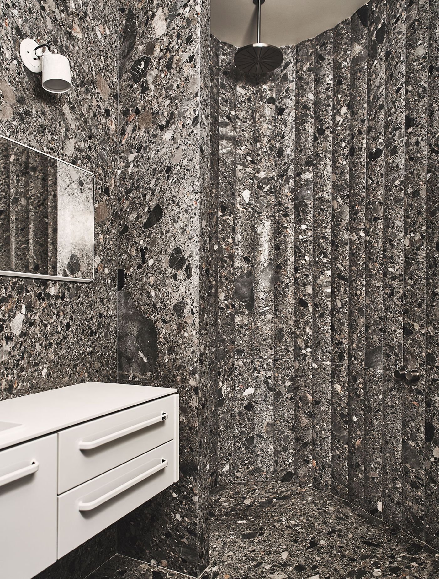 Photography by Adrian Gaut. Styling by Colin King. © Vipp
Second bathroom: Ceppo stone (with scalloped effect in the shower), Vipp Bathroom Module, medium, Vipp Bathroom Mirror, large, Vipp Spot Lights.