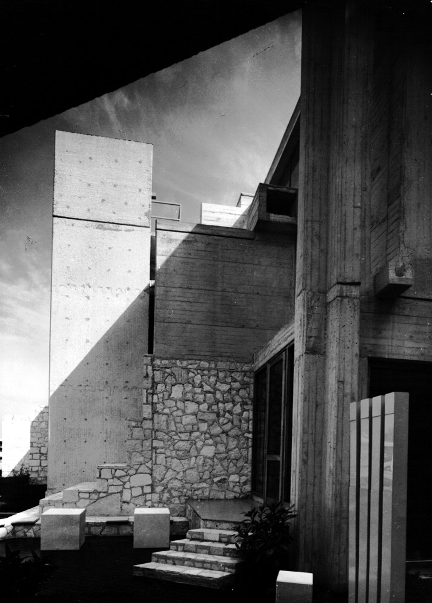 The Hotel Kristal, a dramatic orchestration of exposed concrete and natural stone, drawing on the architectural languages of Structuralism and the regional vernacular, 1970. Photo © CCN Images, Zagreb.