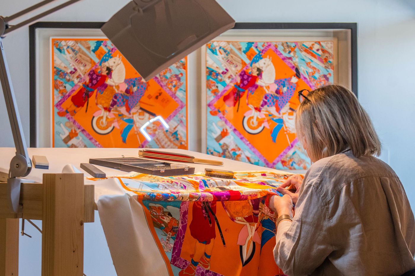 Artisan from Hermès showcasing the 'velours au sabre' technique (velvet cut). "Details: Genealogies of Ornament" installation at Homo Faber by Judith Clark. Photography by Simone Padovani © Michelangelo Foundation.