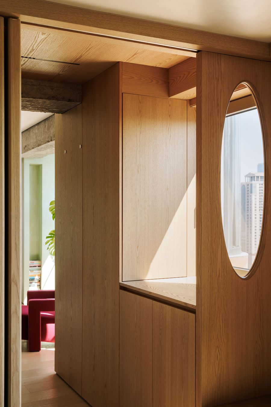Framing the Skyline: Minimalist Warmth in a High-Rise Shanghai Apartment