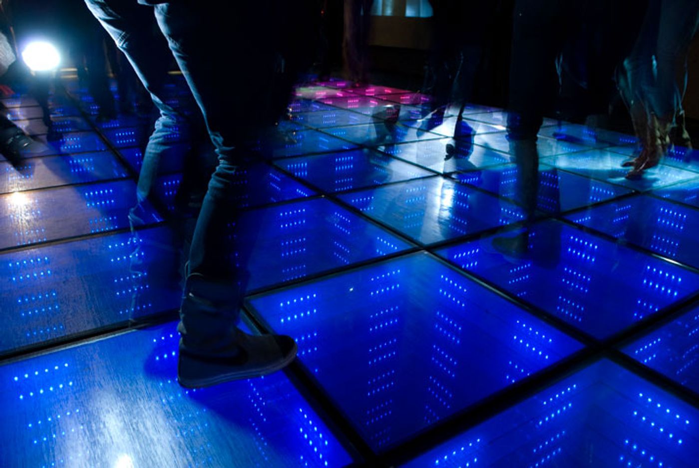 SUSTAINABLE DANCE FLOOR by Daan Roosegaarde. Photo © Studio Roosegaarde.
