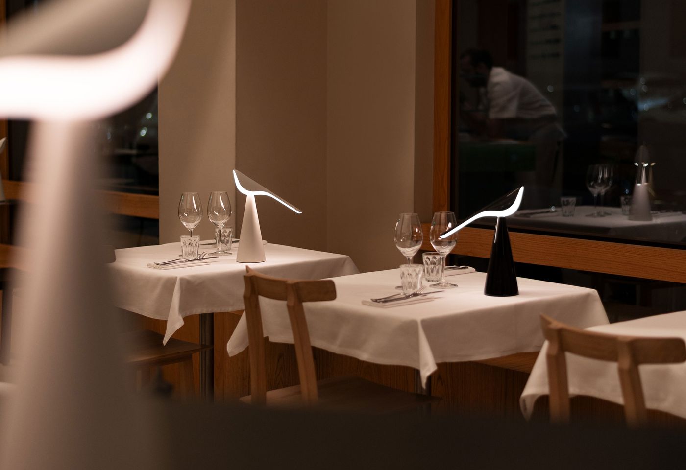 Elegant TIKI lamps by Nao Tamura grace minimalist dinner tables, casting sculptural silhouettes and soft light for an elevated dining atmosphere. Elegant TIKI lamps by Nao Tamura grace minimalist dinner tables, casting sculptural silhouettes and soft light for an elevated dining atmosphere.