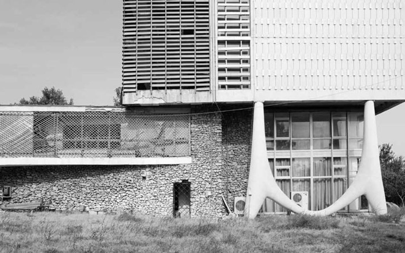 Hotel Journalist in Chayka, Bulgaria, side view of the facÌ§ade. Evidently, hardly any changes or repairs were ever made to the original materials. Photo: Nikola Mihov 2012. Photo © CCN Images, Zagreb.