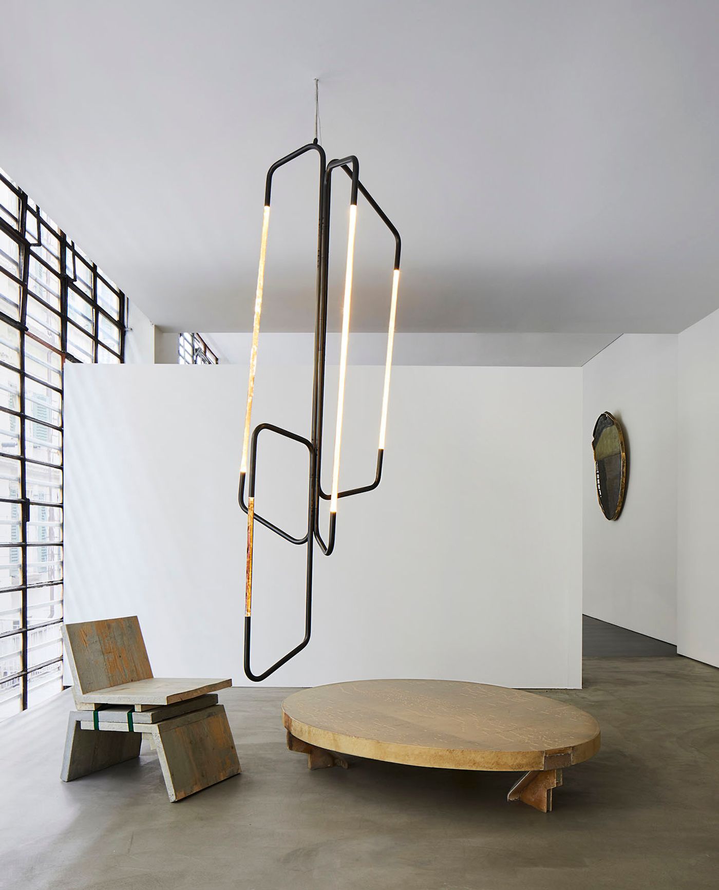 Carpenters Workshop Gallery x Vincenzo de Cotiis: Anthology.On view till 20 July 2019.DC 1101 Coffee Table (2009) and DC 1206C Chandelier (2012) by Vincenzo De Cotiis. Mould Chair (2016) by Martin Laforet. Photo © Carpenters Workshop Gallery.