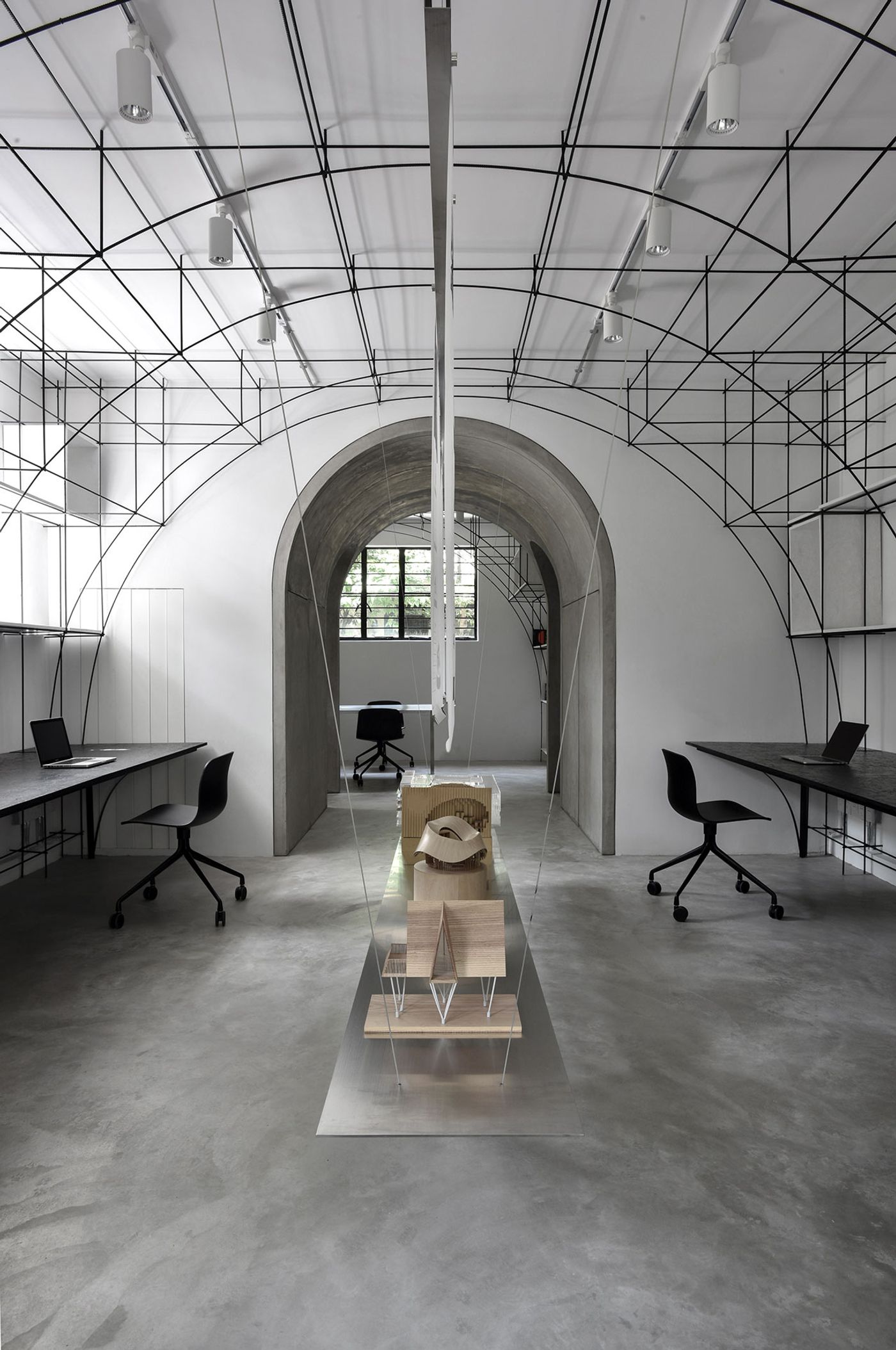 The main office area and the exhibition table. Photo by Song Xiaodan. The main office area and the exhibition table. Photo by Song Xiaodan.