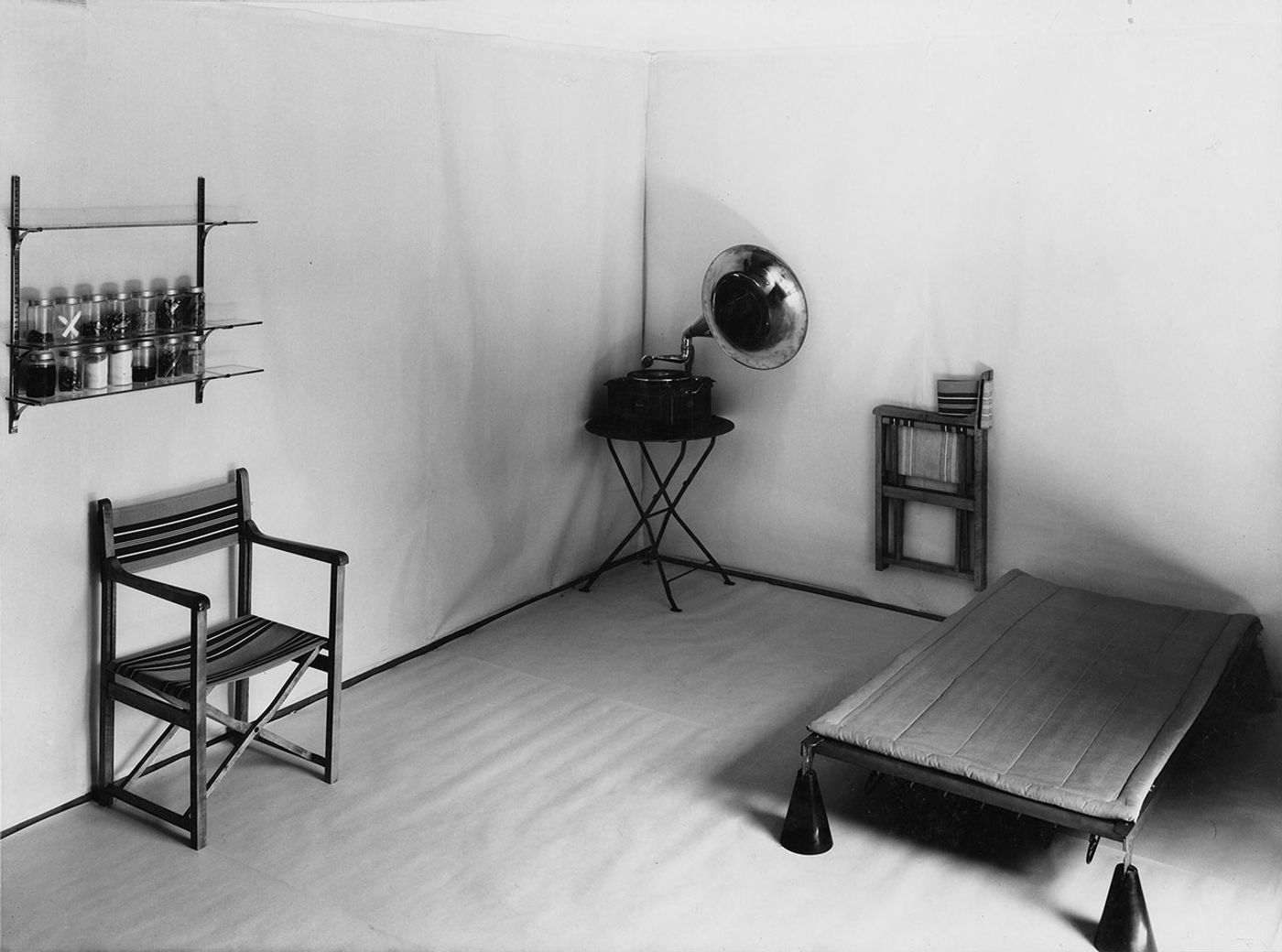 Hannes Meyer, Co-op room, Basel, 1926, © Archiv ETH Zürich. Hannes Meyer, Co-op room, Basel, 1926, © Archiv ETH Zürich.