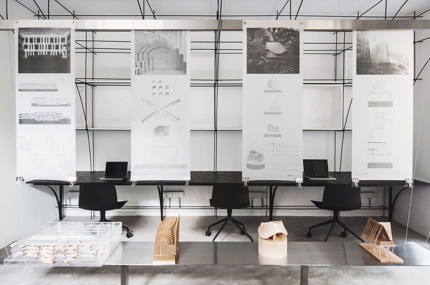 The main office area and the exhibition table. Photo by Song Xiaodan. The main office area and the exhibition table. Photo by Song Xiaodan.