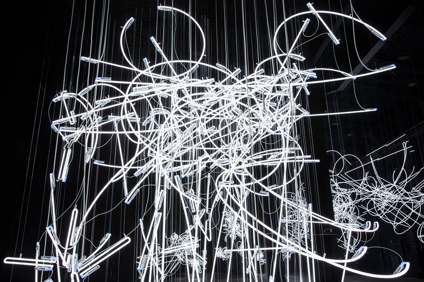 Cerith Wyn Evans, Neon Forms (After Noh I), 2015 (detail). Courtesy of the artist; White Cube and Pirelli HangarBicocca. Photo: Agostino Osio. Cerith Wyn Evans, Neon Forms (After Noh I), 2015 (detail). Courtesy of the artist; White Cube and Pirelli HangarBicocca. Photo: Agostino Osio.