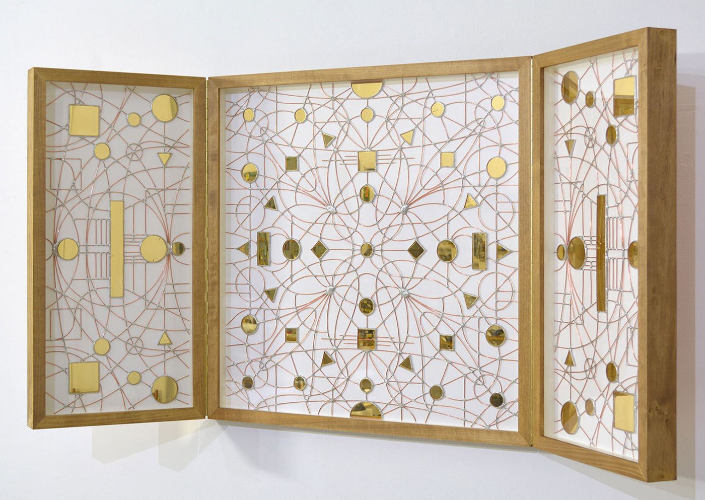 Technological Mandala 128 Perpetual nexus, 2019, copper wires, copper plate, acrylic mirrior, paper, varnish, framed, artwork open 61x123x4,8 cm | 24x48½x1¾ inches || artwork closed 61x61x9,6 |24x24x3¾ inches. Courtesy: The Flat – Massimo Carasi. Photo by The Flat. Technological Mandala 128 Perpetual nexus, 2019, copper wires, copper plate, acrylic mirrior, paper, varnish, framed, artwork open 61x123x4,8 cm | 24x48½x1¾ inches || artwork closed 61x61x9,6 |24x24x3¾ inches. Courtesy: The Flat – Massimo Carasi. Photo by The Flat.