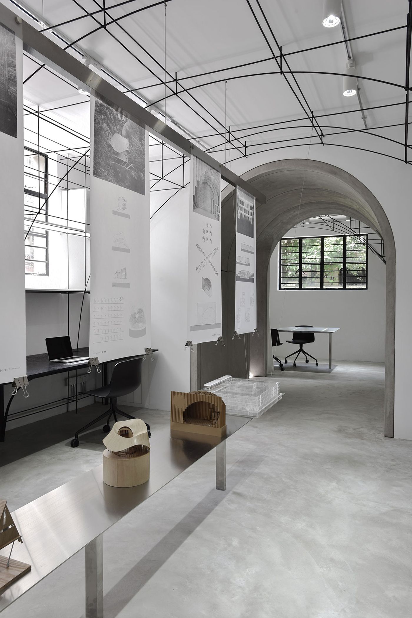 The main office area and the exhibition table. Photo by Song Xiaodan.