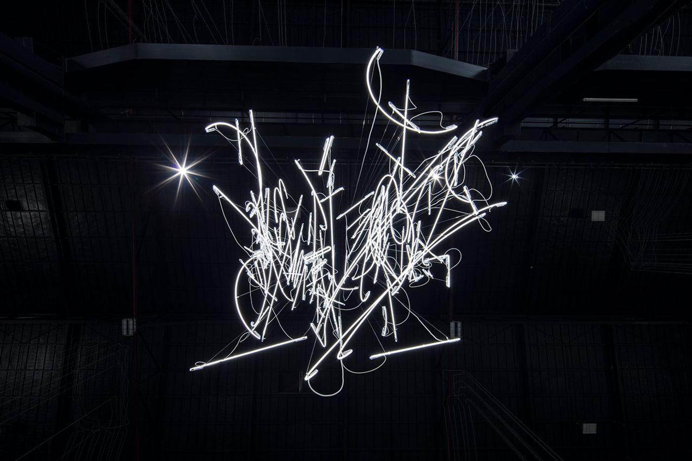 Cerith Wyn Evans, Neon Forms (After Noh XIII), 2018 (detail). Courtesy of the artist; Marian Goodman Gallery, New York, Paris and London, and Pirelli HangarBicocca. Photo: Agostino Osio. Cerith Wyn Evans, Neon Forms (After Noh XIII), 2018 (detail). Courtesy of the artist; Marian Goodman Gallery, New York, Paris and London, and Pirelli HangarBicocca. Photo: Agostino Osio.
