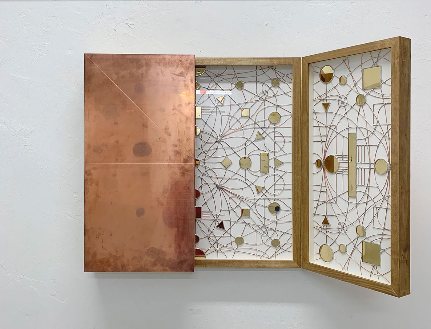 Technological Mandala 128 Perpetual nexus, 2019, copper wires, copper plate, acrylic mirrior, paper, varnish, framed, artwork open 61x123x4,8 cm | 24x48½x1¾ inches ||  artwork closed 61x61x9,6 |24x24x3¾ inches. Courtesy: The Flat – Massimo Carasi. Photo by The Flat.