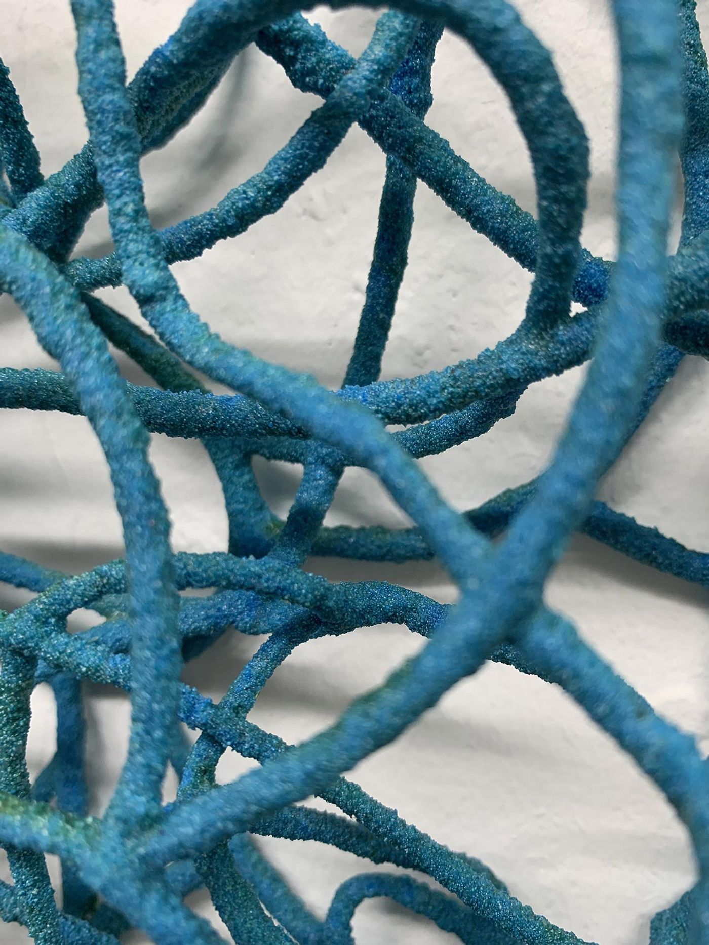 Wire collide 1001 (close up), 2019. Copper wire, solder, sand, varnish, 65x47x5,5 cm | 25½x18½x¼ inches. Courtesy: The Flat – Massimo Carasi. Photo by The Flat. Wire collide 1001 (close up), 2019. Copper wire, solder, sand, varnish, 65x47x5,5 cm | 25½x18½x¼ inches. Courtesy: The Flat – Massimo Carasi. Photo by The Flat.
