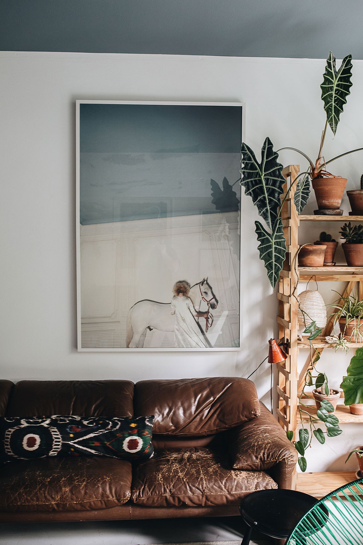 PLANT TRIBE LIVING HAPPILY EVER AFTER WITH PLANTSBy Igor Josifovic &amp; Judith de Graaff
Photo: The home of Maurício Arruda in São Paulo, Brazil.Photography by Jules Villbrandt for Urban Jungle Bloggers.