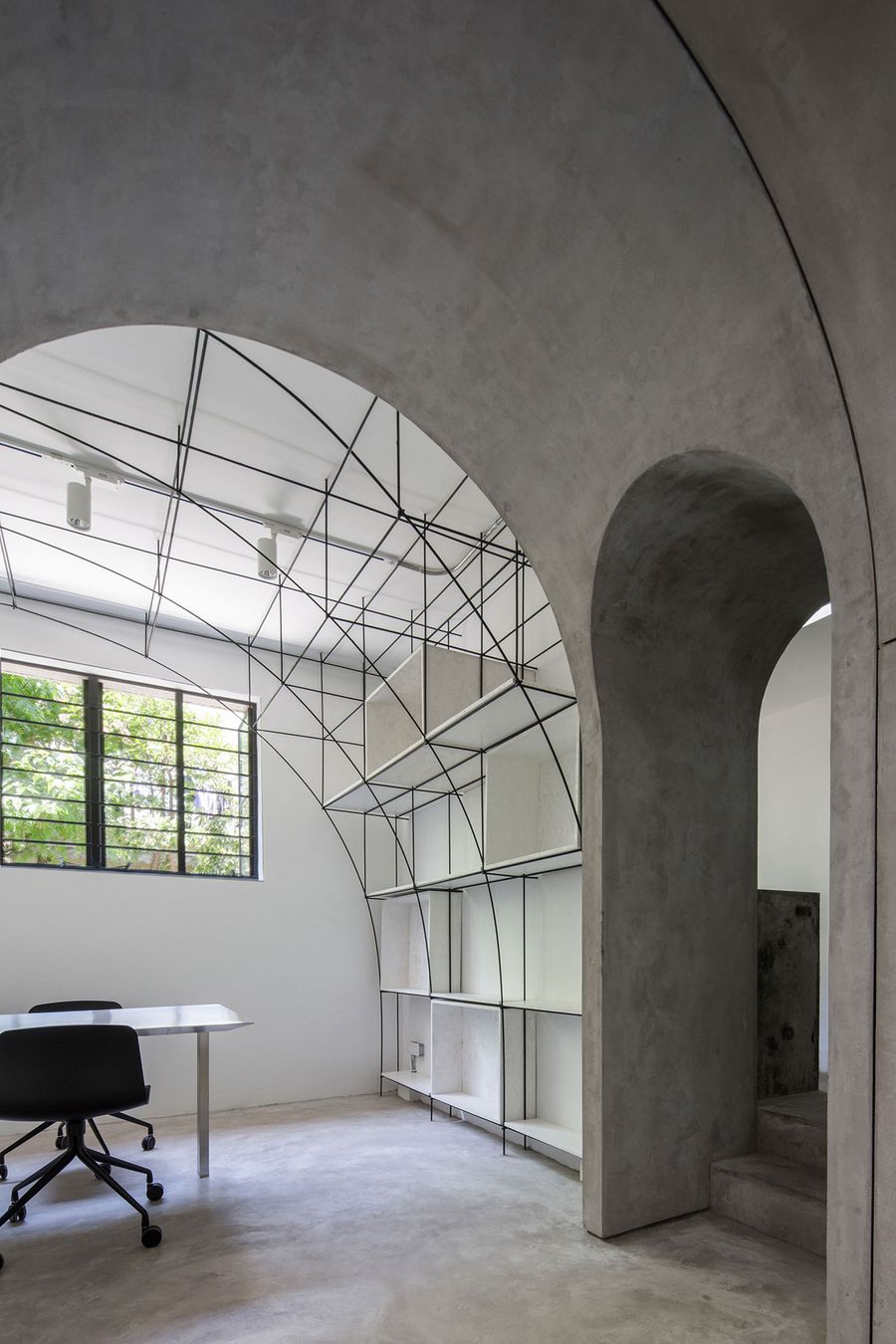 Arched door between the meeting room and the model room. Photo by Qiu Ripei. Arched door between the meeting room and the model room. Photo by Qiu Ripei.