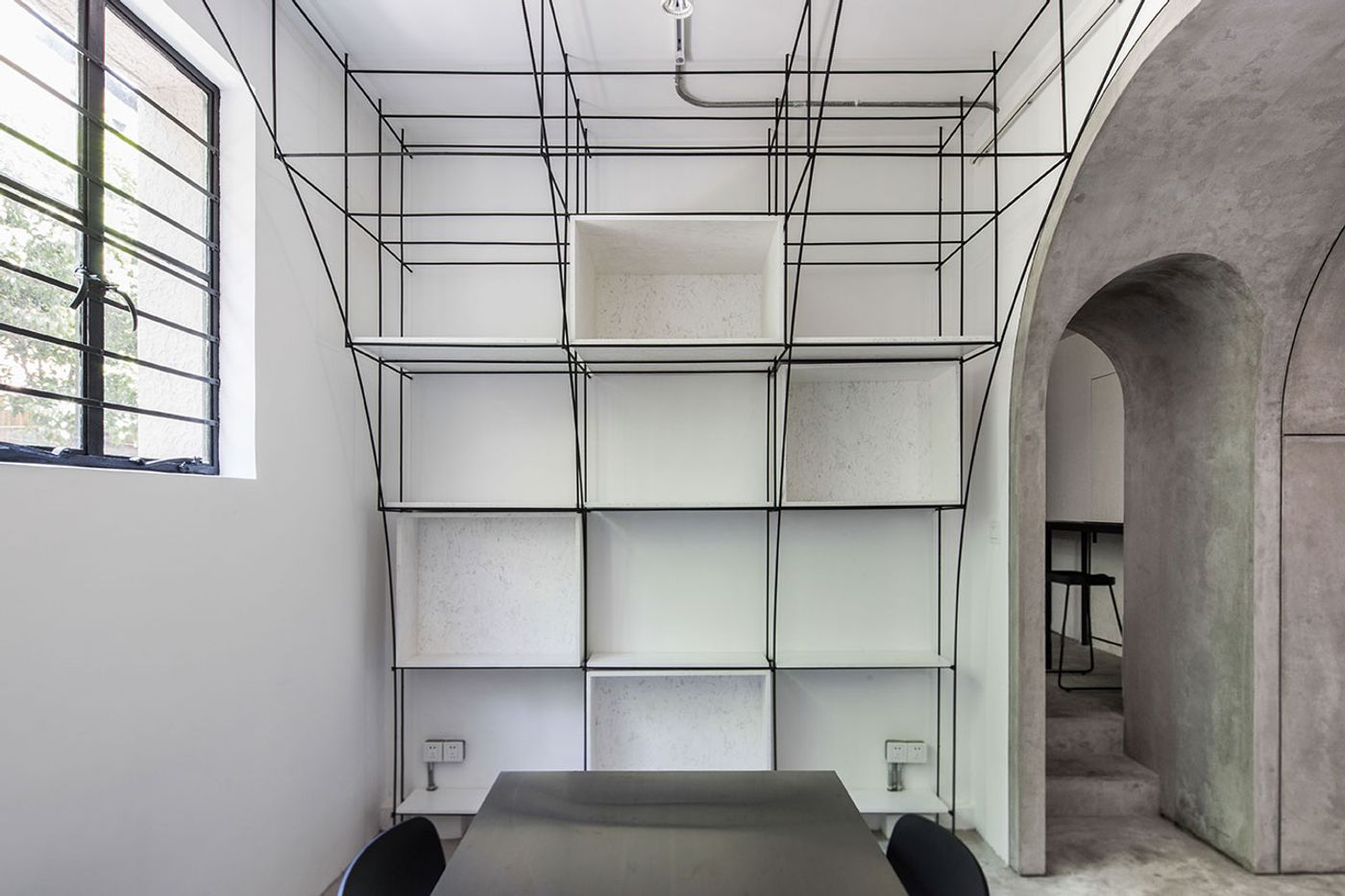 Arched door between the meeting room and the model room. Photo by Qiu Ripei. Arched door between the meeting room and the model room. Photo by Qiu Ripei.