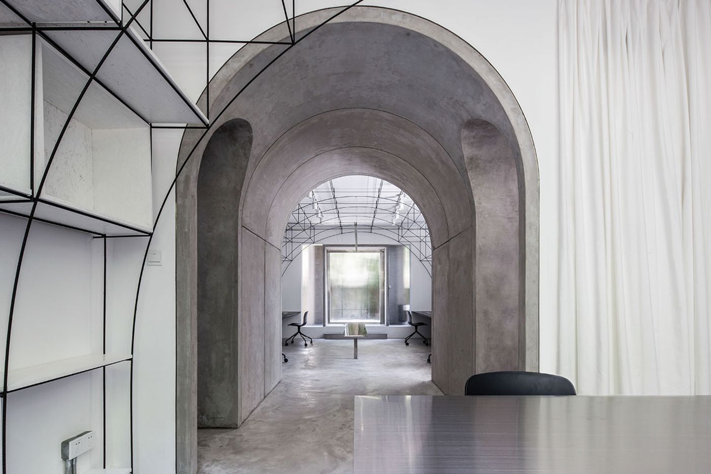 Axis through the meeting room, the archway and the main office. Photo by Qiu Ripei. Axis through the meeting room, the archway and the main office. Photo by Qiu Ripei.