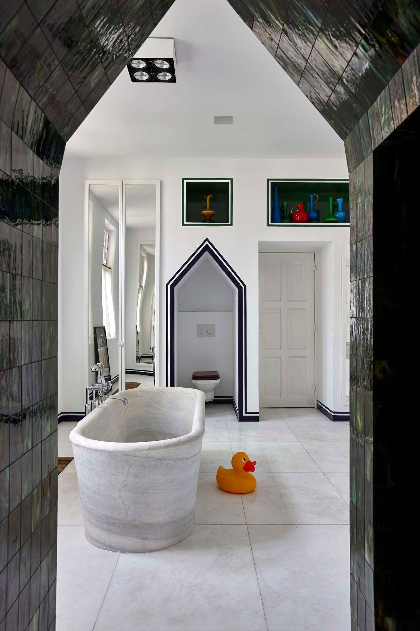 The remodeled bathroom of an Arts & Crafts townhouse is reminiscent of a Greek island. © JPDEMEYER&CO. The remodeled bathroom of an Arts & Crafts townhouse is reminiscent of a Greek island. © JPDEMEYER&CO.