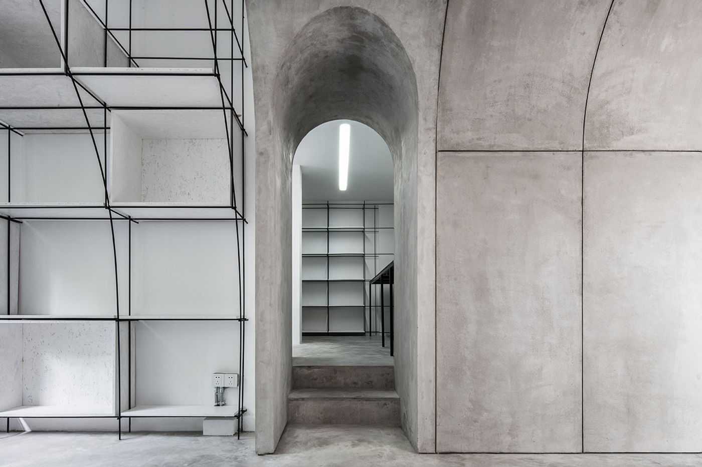 The arched door towards the model room. Photo by Qiu Ripei. The arched door towards the model room. Photo by Qiu Ripei.