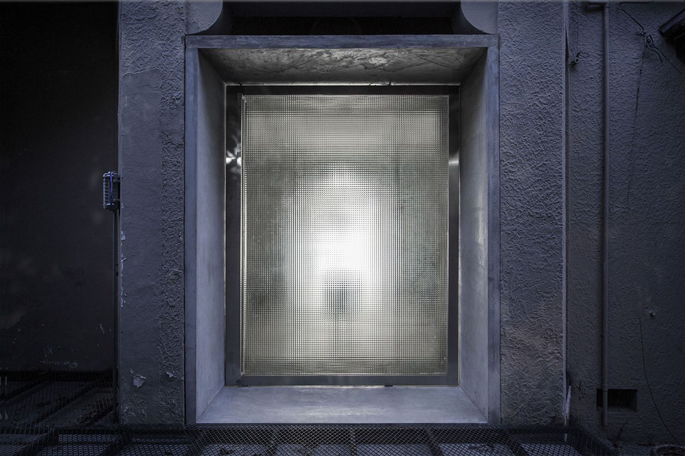 Revolving glass door at night. Photo by Qiu Ripei. Revolving glass door at night. Photo by Qiu Ripei.