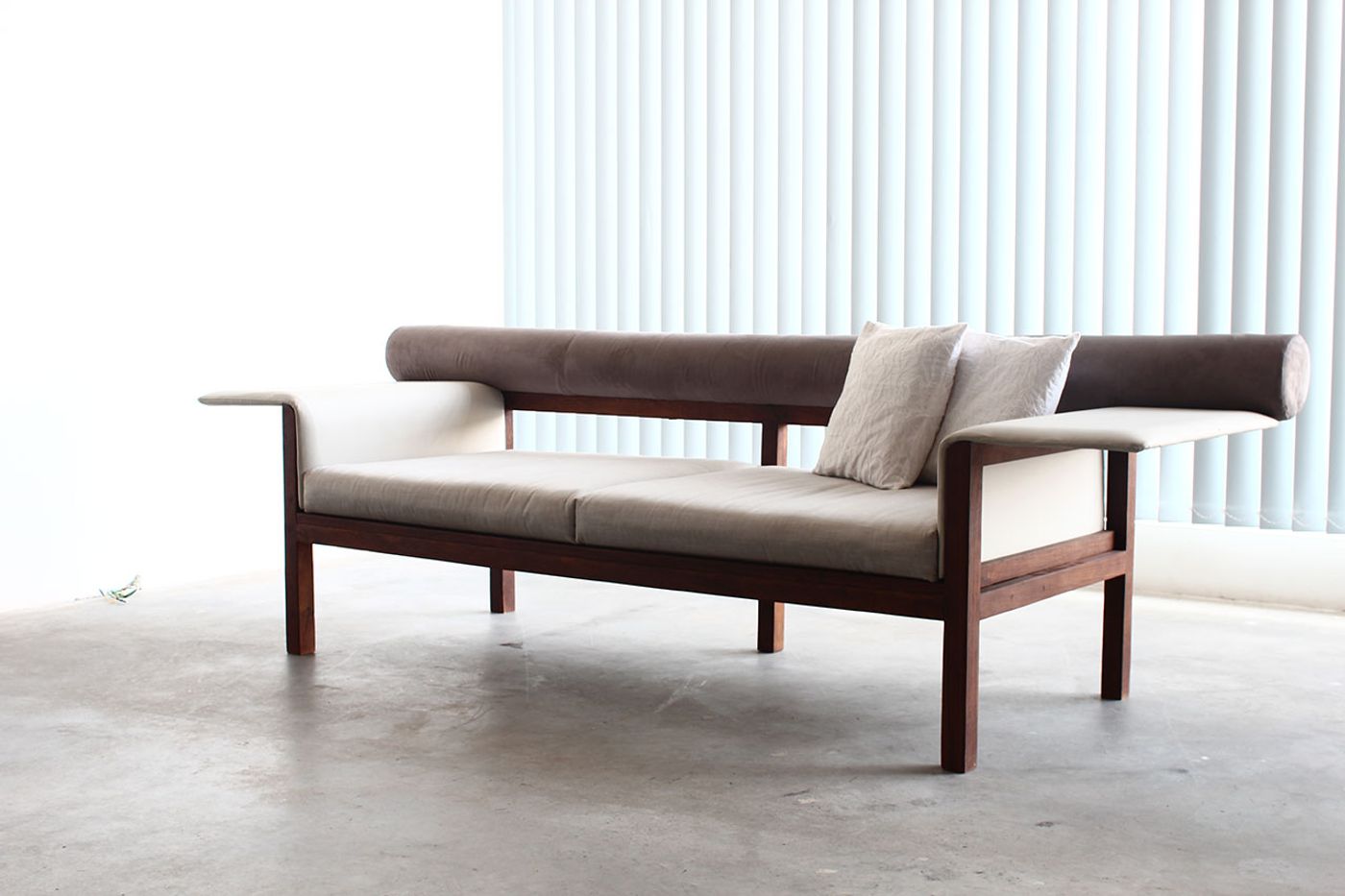 Barza (Balcony) lounge sofa. Photo by Sameer Belvalkar. Barza (Balcony) lounge sofa. Photo by Sameer Belvalkar.