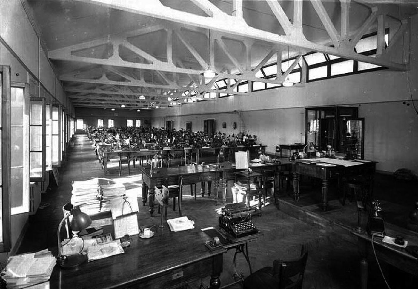 Il Fondaco dei Tedeschi, the telegraphs room with concrete trusses visible, 1940. Image courtesy OMA.