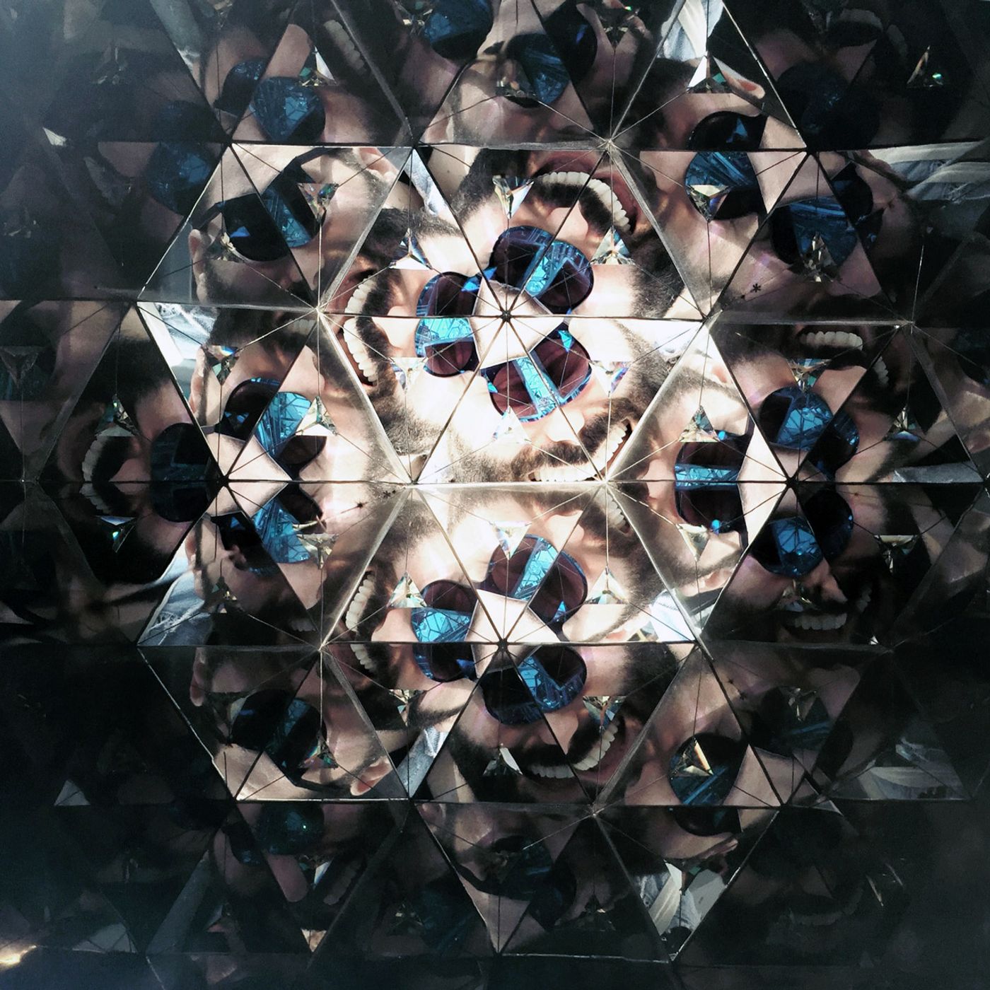 Swarovski debuts at Dubai Design Week 2016 with a mesmerizing specially commissioned outdoor installation by Emirati designer Zeinab Al Hashemi. An outdoor installation, titled HEXALITE designed around the geometric and mathematic repetition of the number 3. 