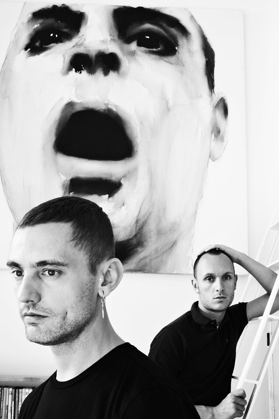 David Delfin (left) & Gorka Postigo (right). Artwork by Santiago Ydañez.
Photo © Manolo Yllera. David Delfin (left) & Gorka Postigo (right). Artwork by Santiago Ydañez.
Photo © Manolo Yllera.
