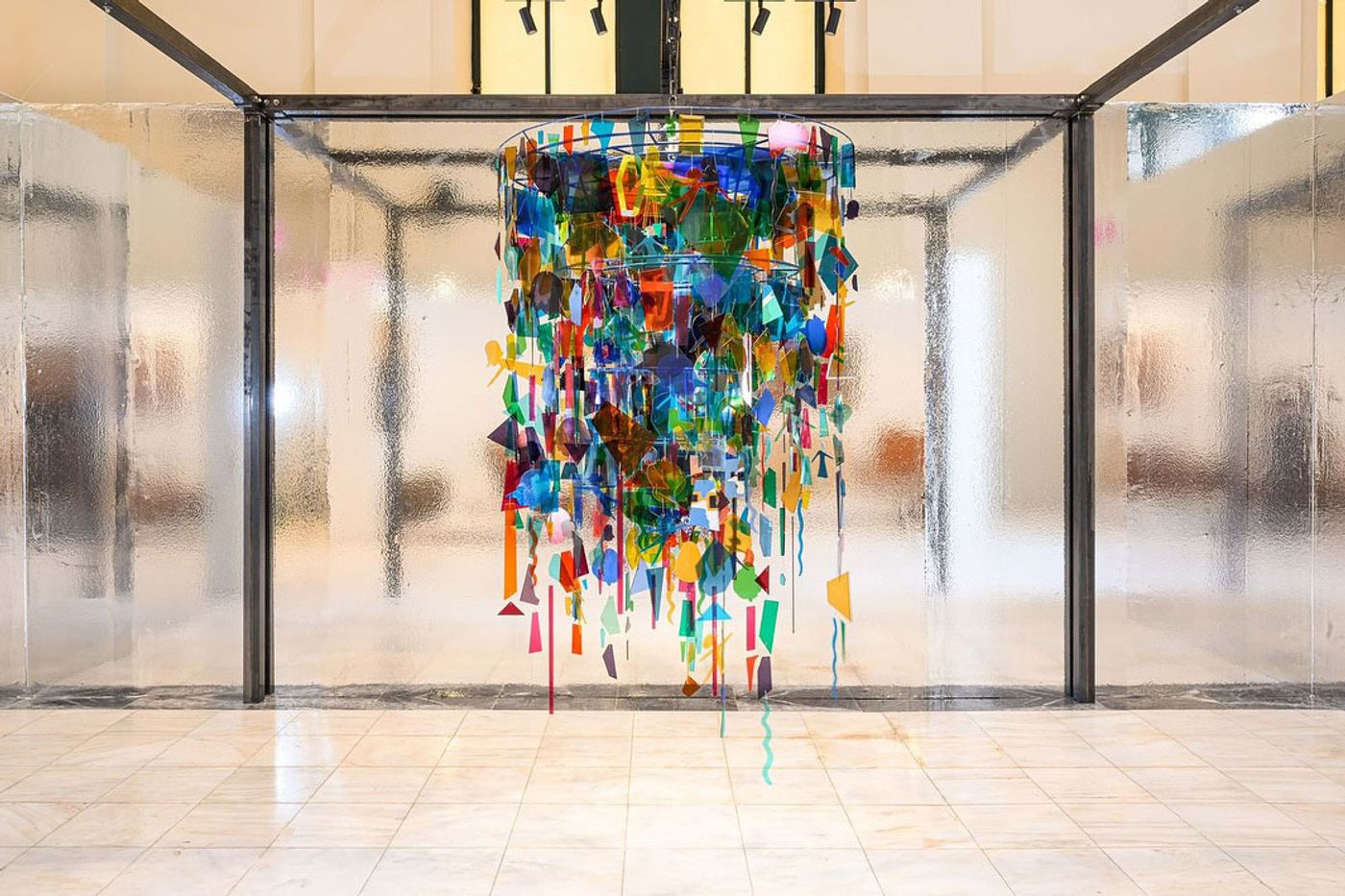 Konstantin Kakanias.
Dyslexia, 2024. Glass chandelier.
Courtesy Stefanidou Tsoukala Gallery. Konstantin Kakanias.
Dyslexia, 2024. Glass chandelier.
Courtesy Stefanidou Tsoukala Gallery.