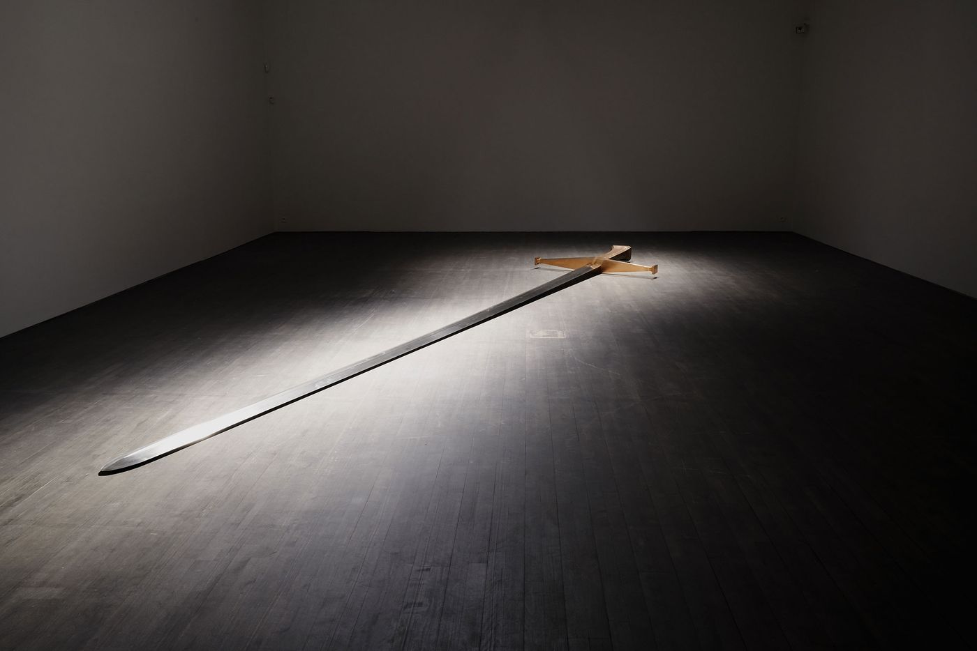 Installation view. Kris Martin, EXIT at S.M.A.K., Ghent, 2020. Photo by Dirk Pauwels.
Featured: Mandi XV, 2007. Steel, bronze. Olbricht Collection.
Artist's statement: This perfectly functional sword is too large for a man. Who is it for? Installation view. Kris Martin, EXIT at S.M.A.K., Ghent, 2020. Photo by Dirk Pauwels.
Featured: Mandi XV, 2007. Steel, bronze. Olbricht Collection.
Artist's statement: This perfectly functional sword is too large for a man. Who is it for?