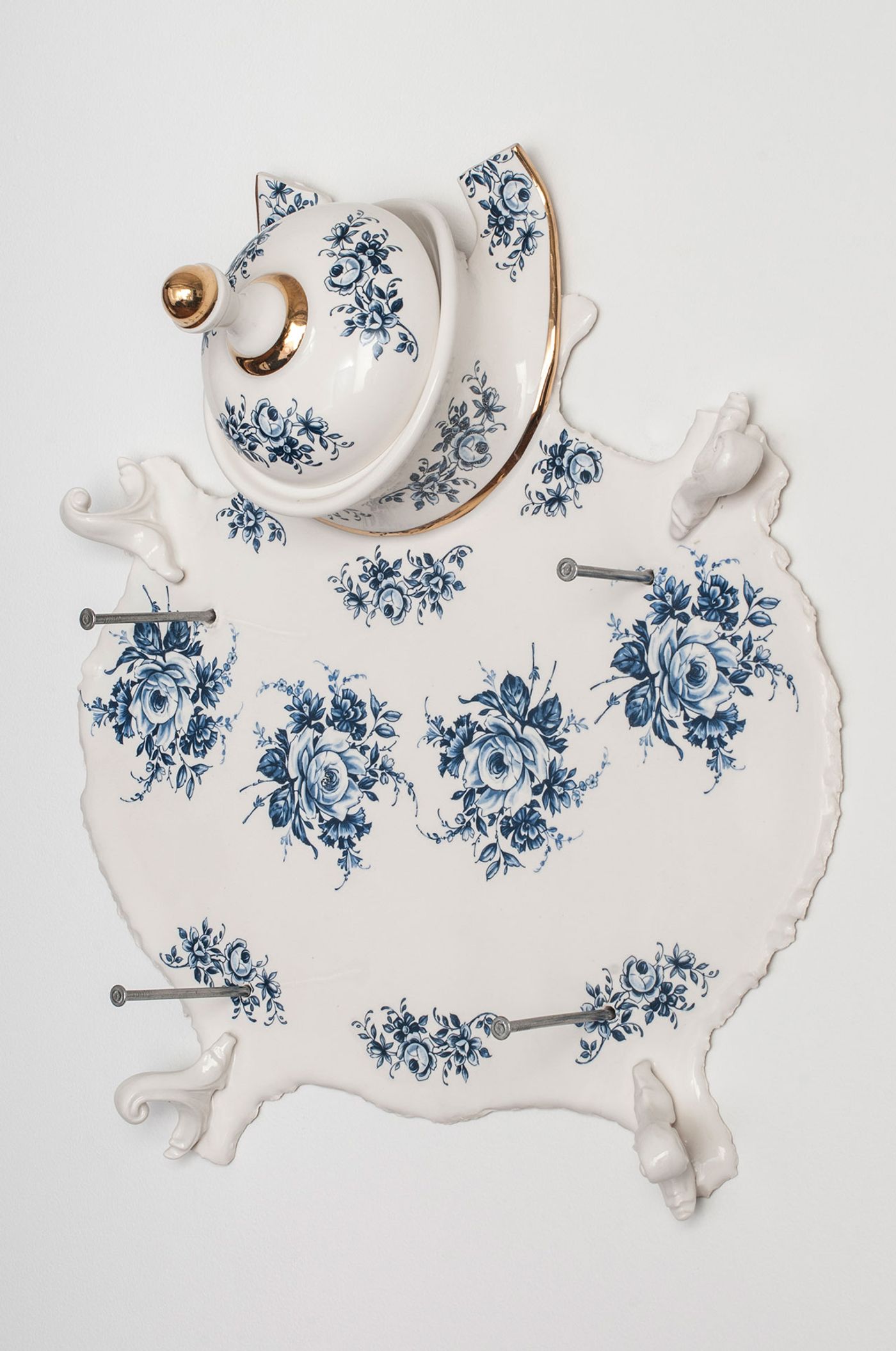 Craste Laurent, Dépouille aux fleurs «Bleu de Delft», 2012. Porcelain, glaze, decals, gold, nails. Edition 1 of 5: 40 x 38 x 14 cm. Permanent collection of the Montreal Museum of Fine Arts.