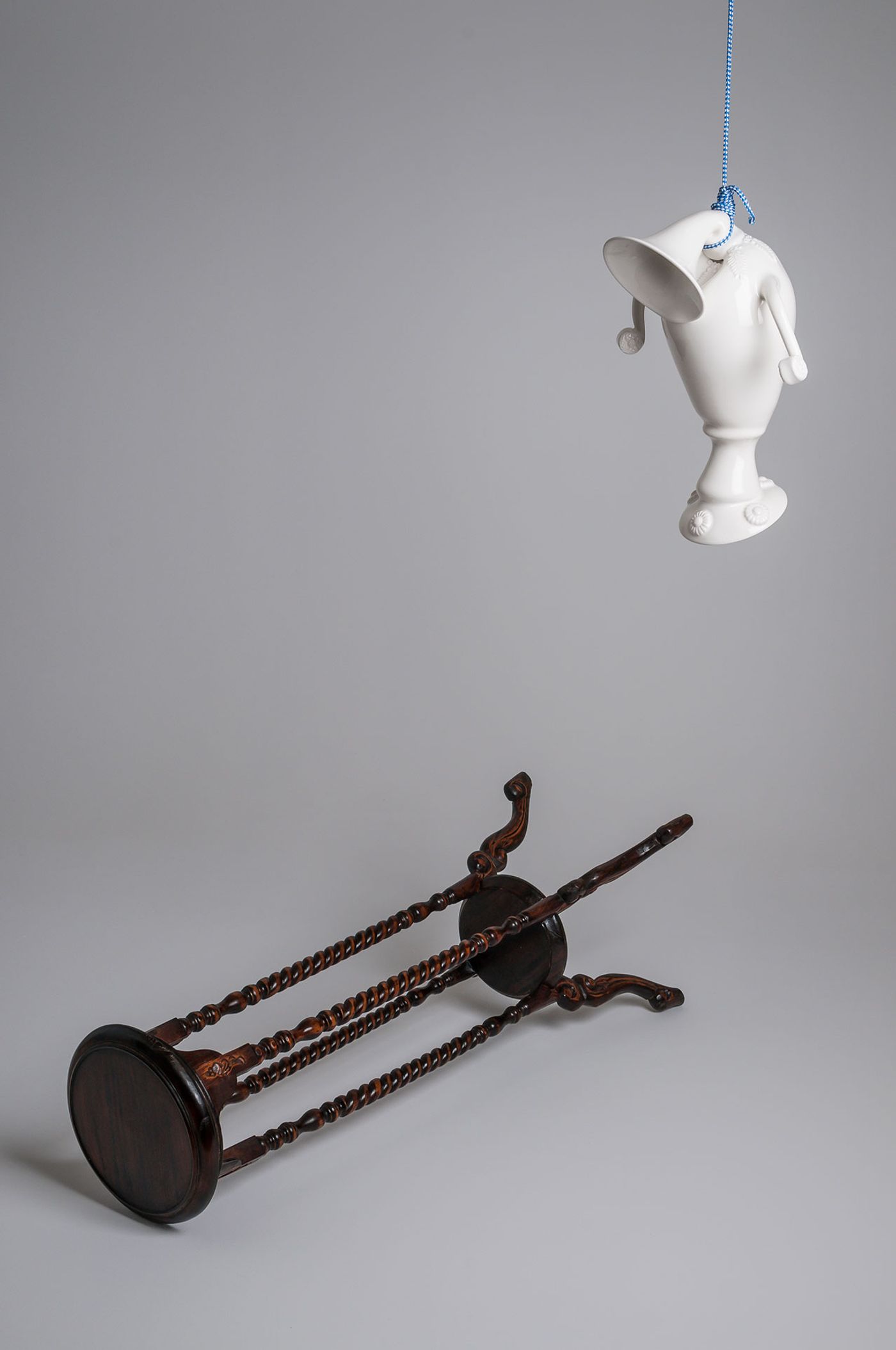 Craste Laurent, La fin d’une potiche I, 2012. Porcelain, glaze, nylon rope, pedestal. Edition 1/5: Vase : 40 x 23.5 x 29 cm; pedestal : 101 x 32 x 32 cm. Permanent collection of the Montreal Museum of Fine Arts.
