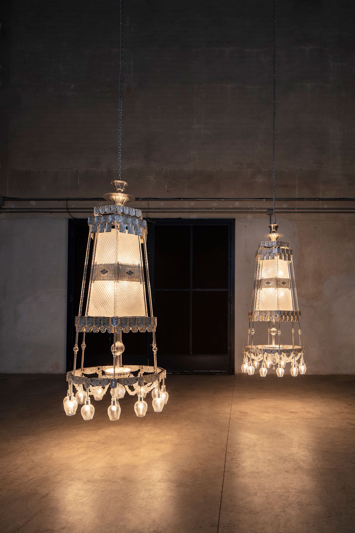 Cerith Wyn Evans, S=U=T=R=A, 2017. Installation view at Pirelli HangarBicocca, Milan, 2019. Courtesy of the artist; Marian Goodman Gallery, New York, Paris and London, and Pirelli HangarBicocca. Photo: Agostino Osio. Cerith Wyn Evans, S=U=T=R=A, 2017. Installation view at Pirelli HangarBicocca, Milan, 2019. Courtesy of the artist; Marian Goodman Gallery, New York, Paris and London, and Pirelli HangarBicocca. Photo: Agostino Osio.