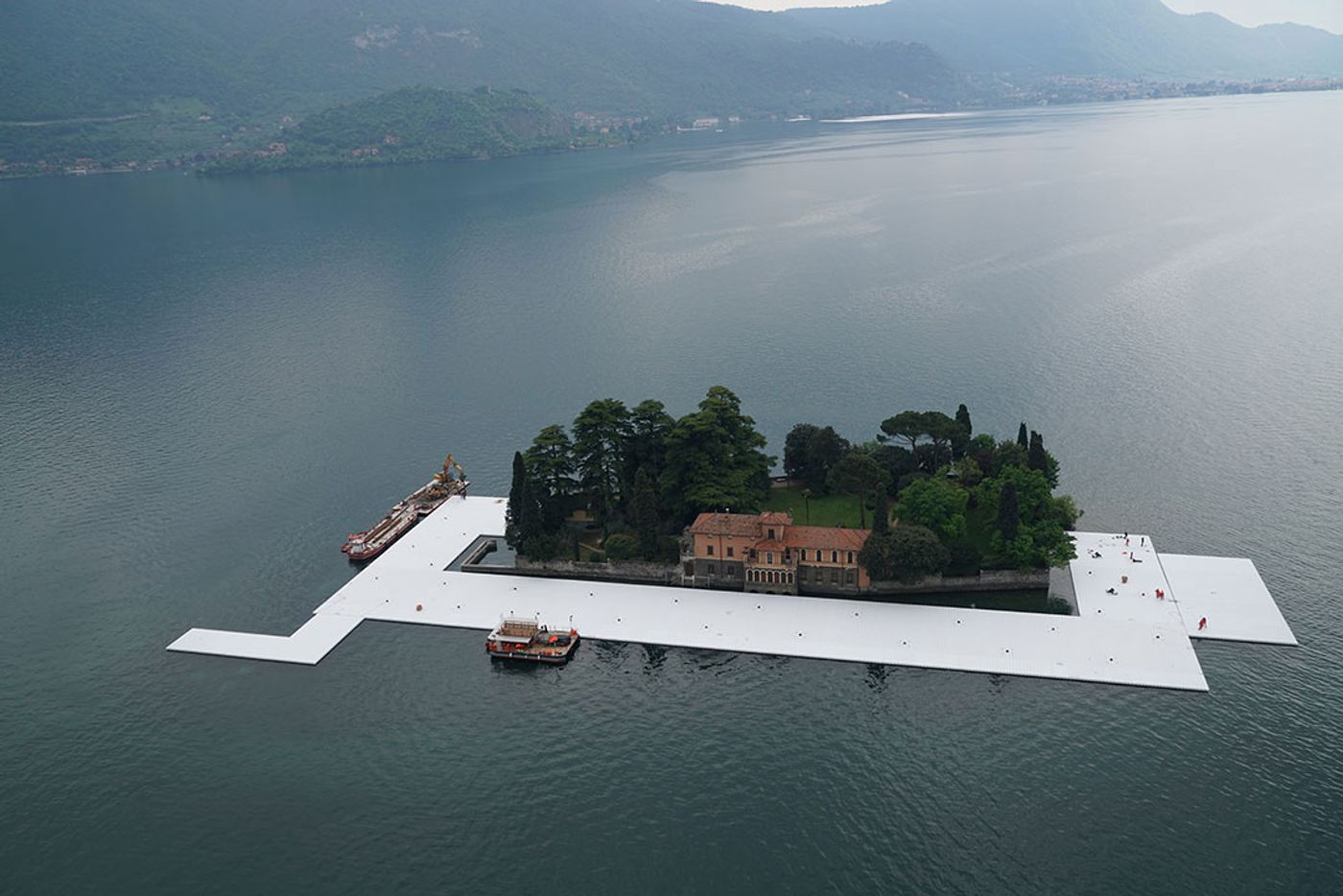 Workers start to encircle the island of San Paolo with the first floating elements, April 2016. Photo by Wolfgang Volz.