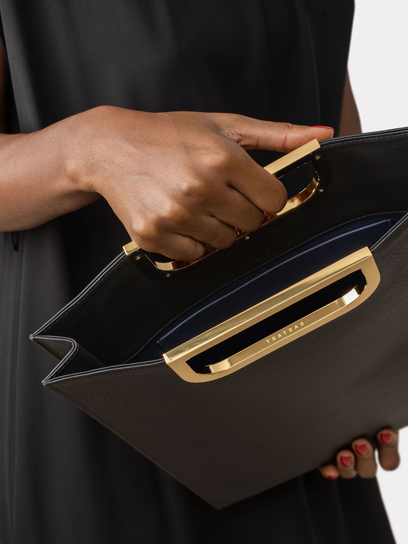 The SOODEN handbag © TSATSAS. The SOODEN handbag © TSATSAS.